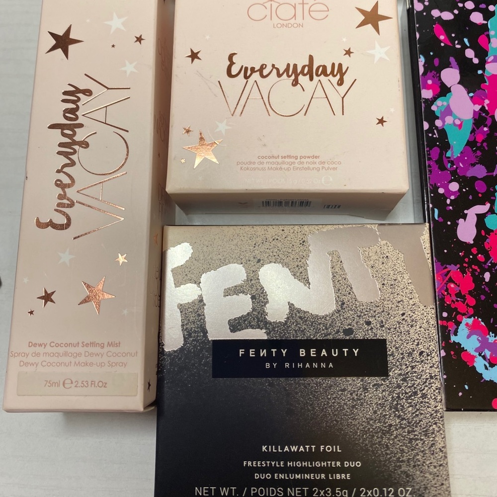 Bundle of makeup - Picture 3 of 10